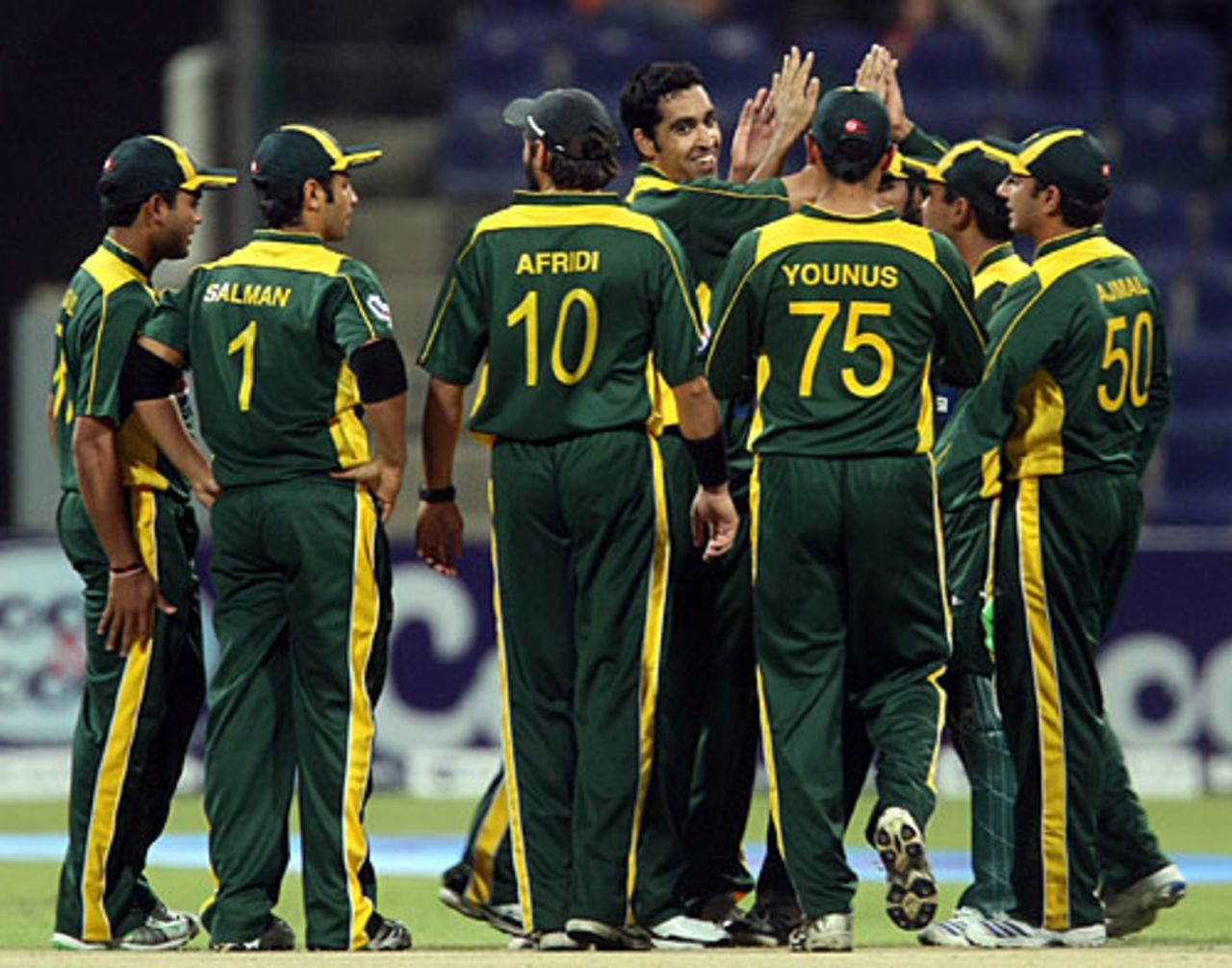 Team-mates gather to congratulate Umar Gul after Martin Guptill's dismissal, Pakistan v New Zealand, 1st ODI, Abu Dhabi, November 3, 2009