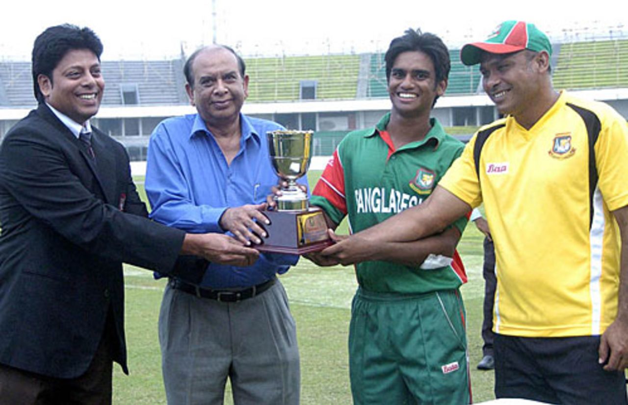 Mahmudul Hasan gets his hands on the series trophy, Bangladesh Under-19 v England Under-19, 7th Youth ODI, Dhaka, November 4, 2009