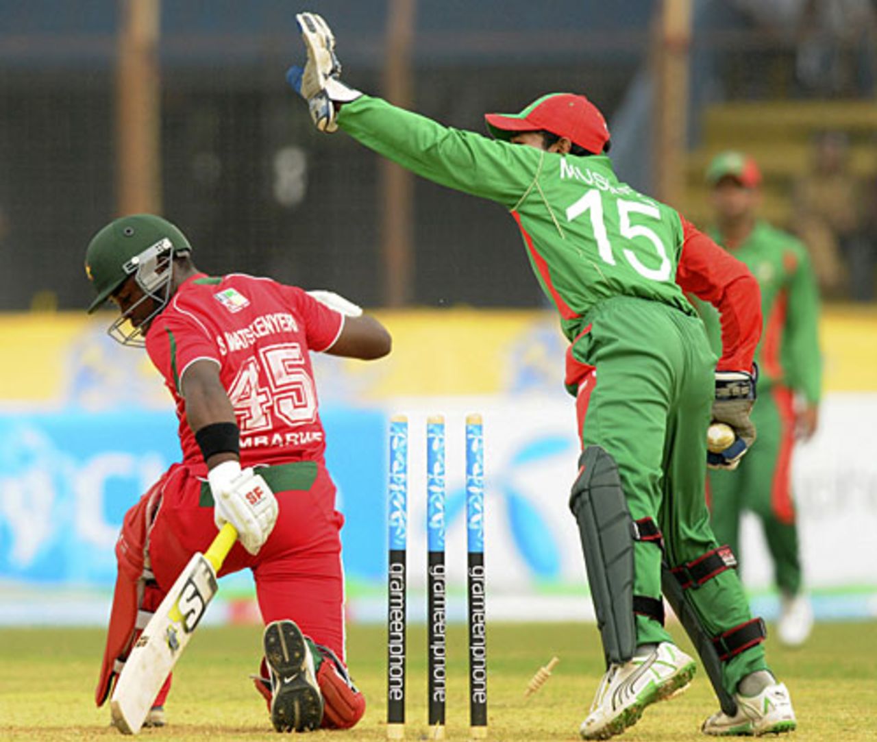 Quick glovework from Mushfiqur Rahim has Stuart Matsikenyeri stumped, Bangladesh v Zimbabwe, 5th ODI, Chittagong, November 5, 2009