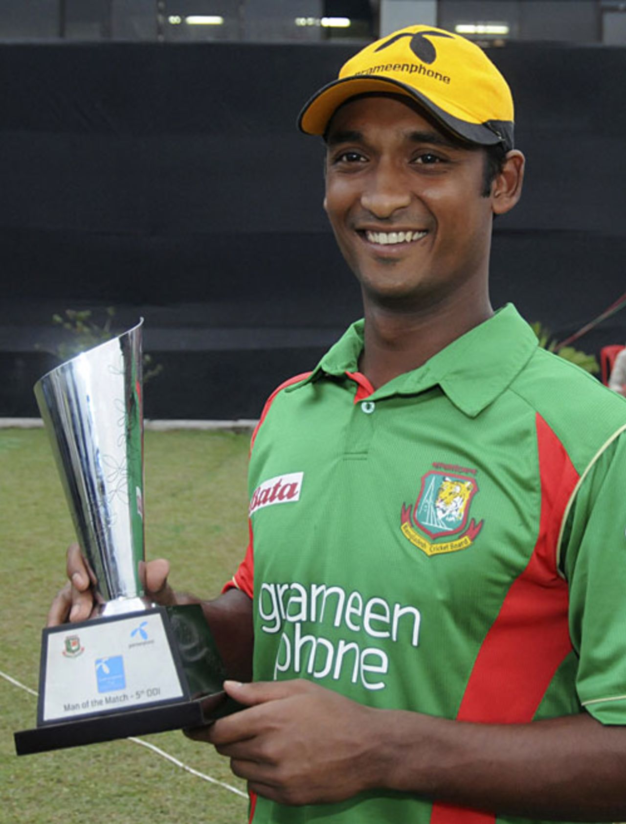 Naeem Islam with the Man of the Match trophy, Bangladesh v Zimbabwe, 5th ODI, Chittagong, November 5, 2009