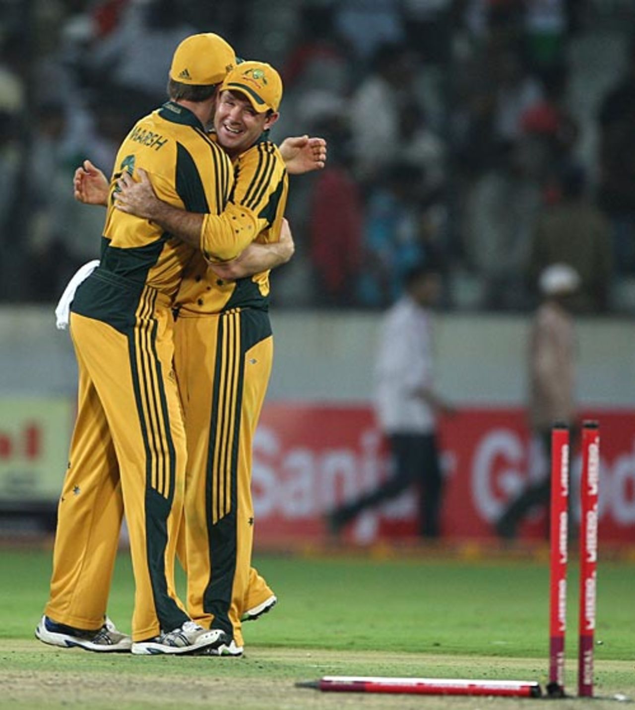 Ricky Ponting and Shaun Marsh celebrate, India v Australia, 5th ODI, Hyderabad, November 5, 2009