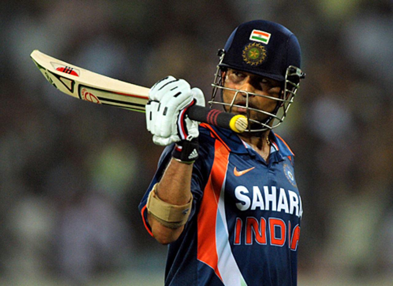 Sachin Tendulkar salutes the crowd, India v Australia, 5th ODI, Hyderabad, November 5, 2009