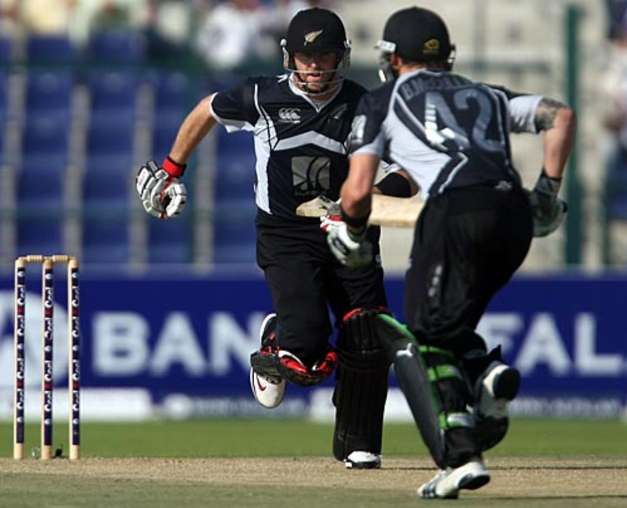 Brendon McCullum and Aaron Redmond set off for a run, Pakistan v New Zealand, 2nd ODI, Abu Dhabi, November 6, 2009