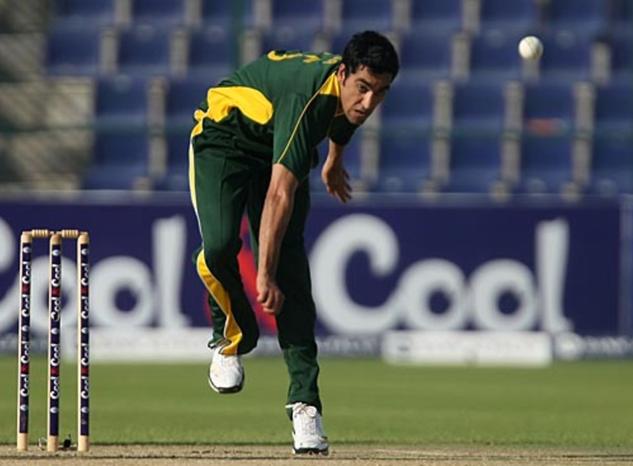 Umar Gul in action, Pakistan v New Zealand, 2nd ODI, Abu Dhabi, November 6, 2009