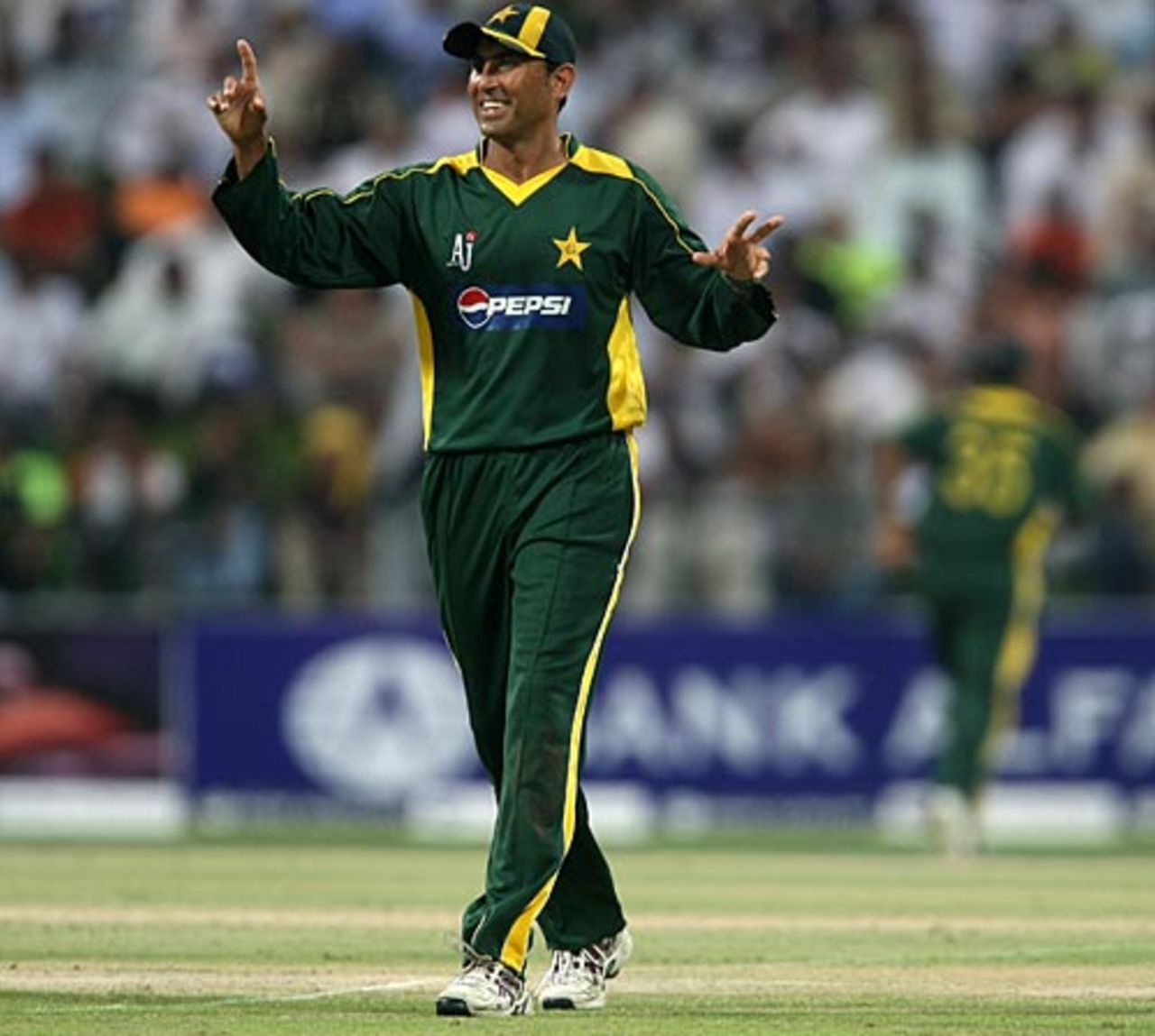 Younis Khan makes changes to his field, Pakistan v New Zealand, 2nd ODI, Abu Dhabi, November 6, 2009