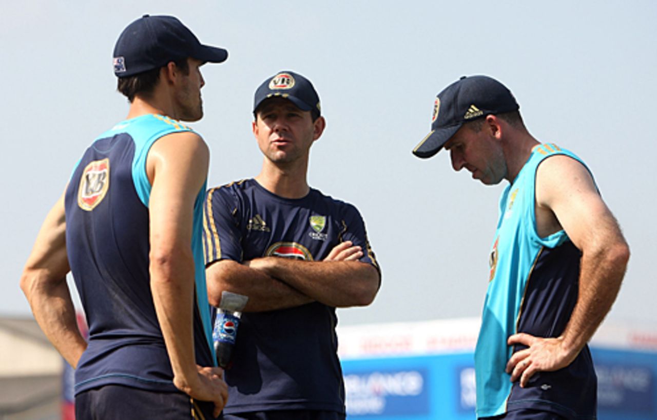 Mitchell Johnson, Ricky Ponting and Tim Nielsen in discussion, Guwahati, November 7, 2009
