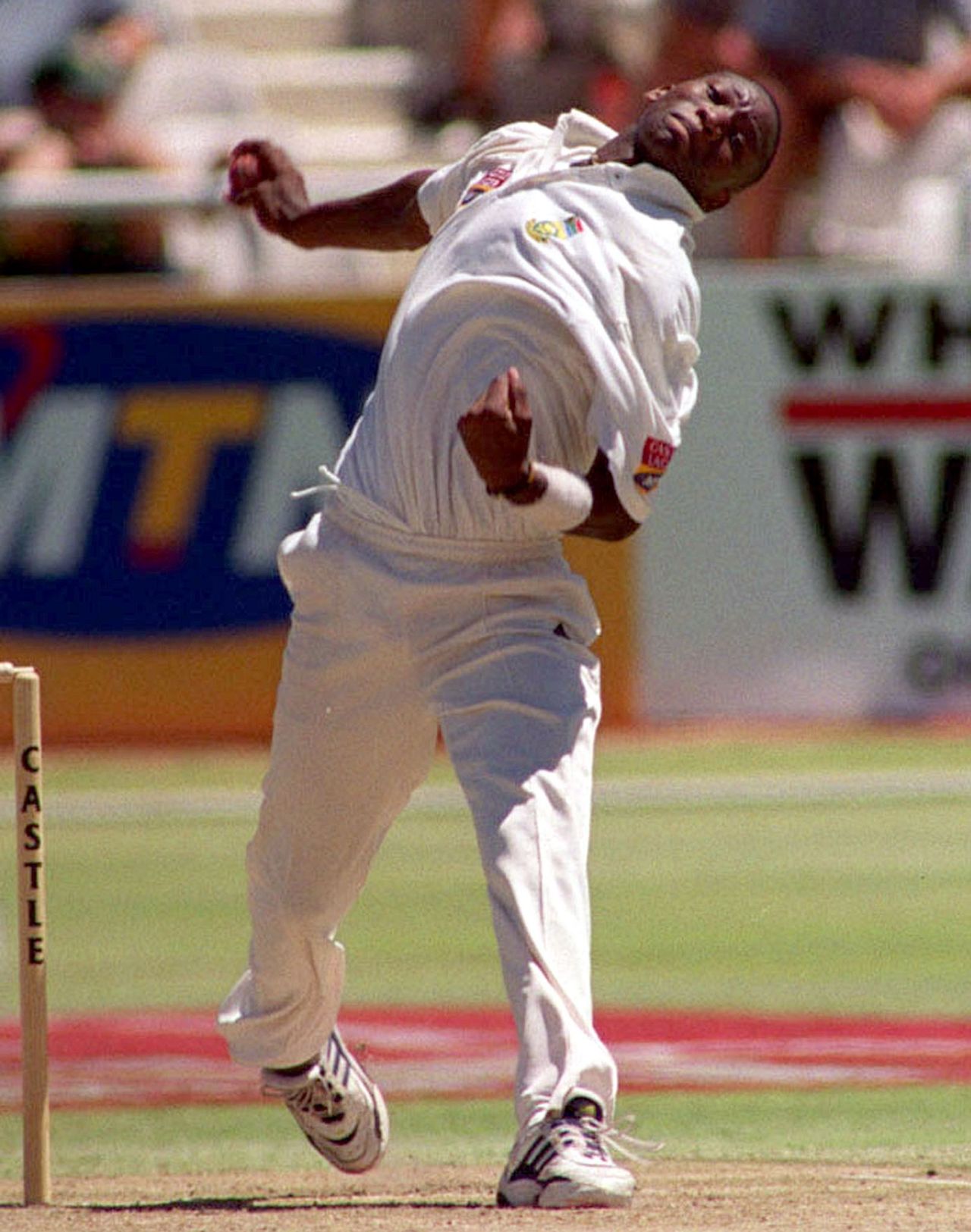 South Africa pacer Mfuneko Ngam prepares to deliver, South Africa v Sri Lanka, 2nd Test, Newlands, 1st day, January 2, 2001
