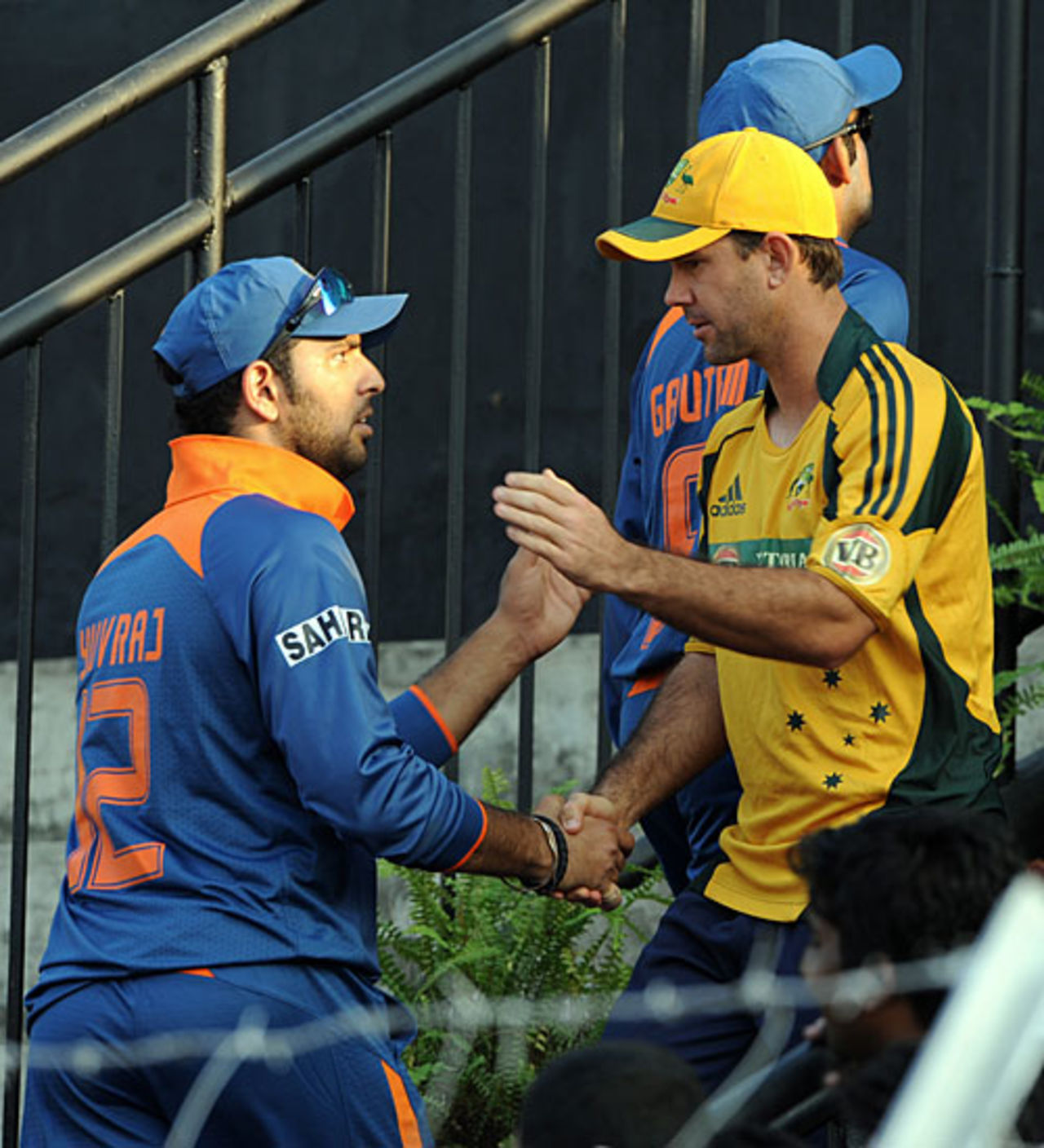 Ricky Ponting and Yuvraj Singh exchange pleasantries, India v Australia, 6th ODI, Guwahati, November 8, 2009