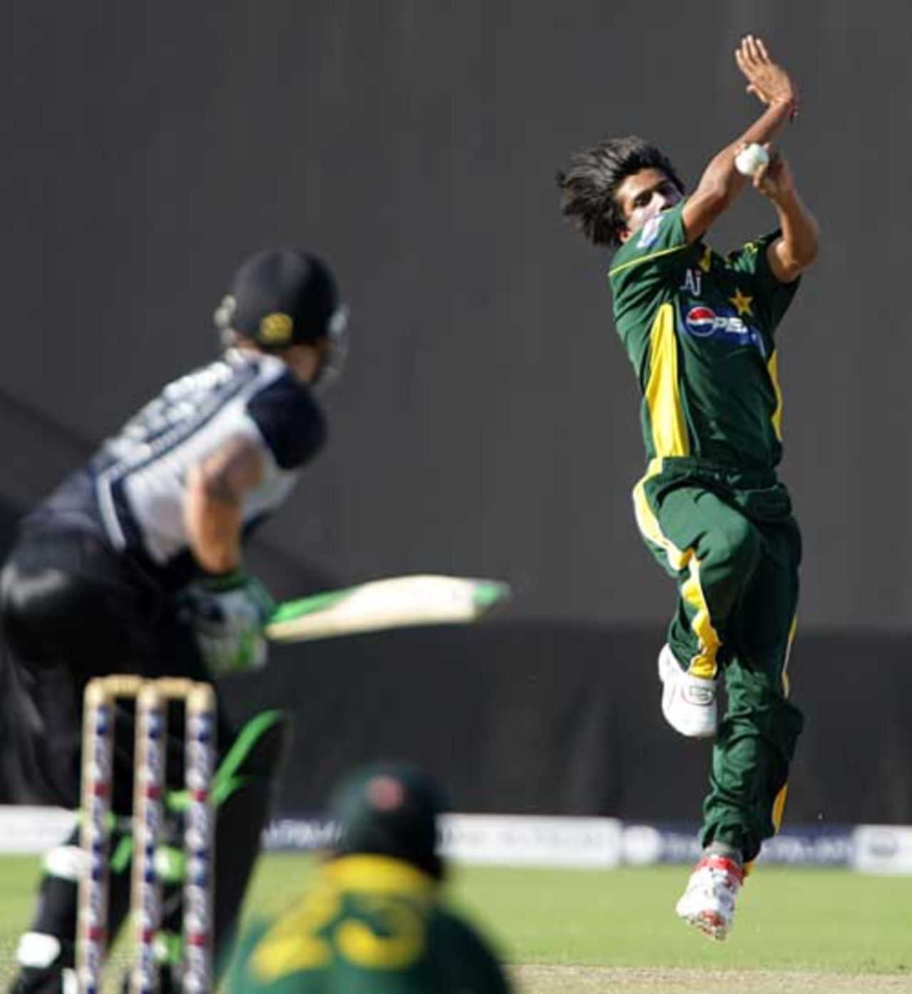 Mohammad Aamer runs in against Brendon McCullum, Pakistan v New Zealand, 3rd ODI, Abu Dhabi, November 9, 2009