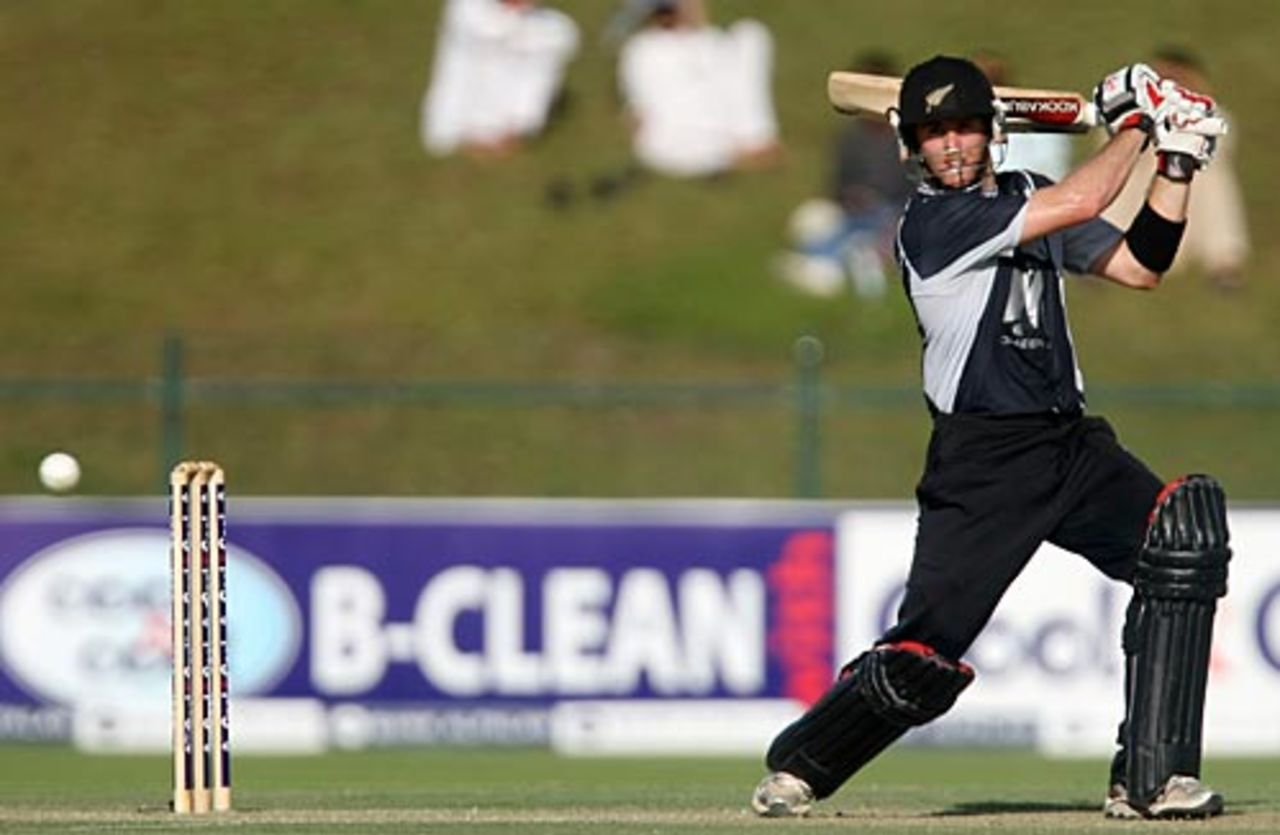 Aaron Redmond cuts though point, Pakistan v New Zealand, 3rd ODI, Abu Dhabi, November 9, 2009