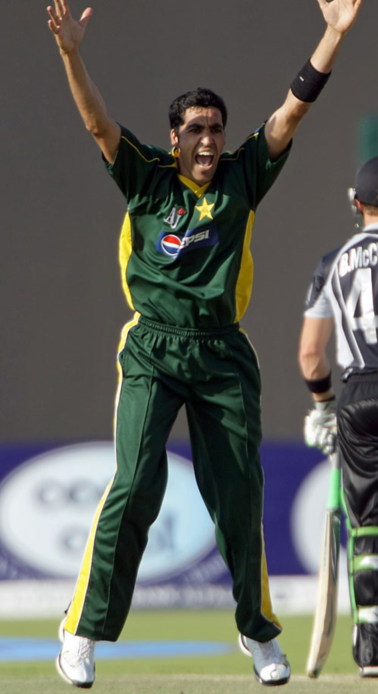 Umar Gul gave Pakistan their first breakthrough, Pakistan v New Zealand, 3rd ODI, Abu Dhabi, November 9, 2009