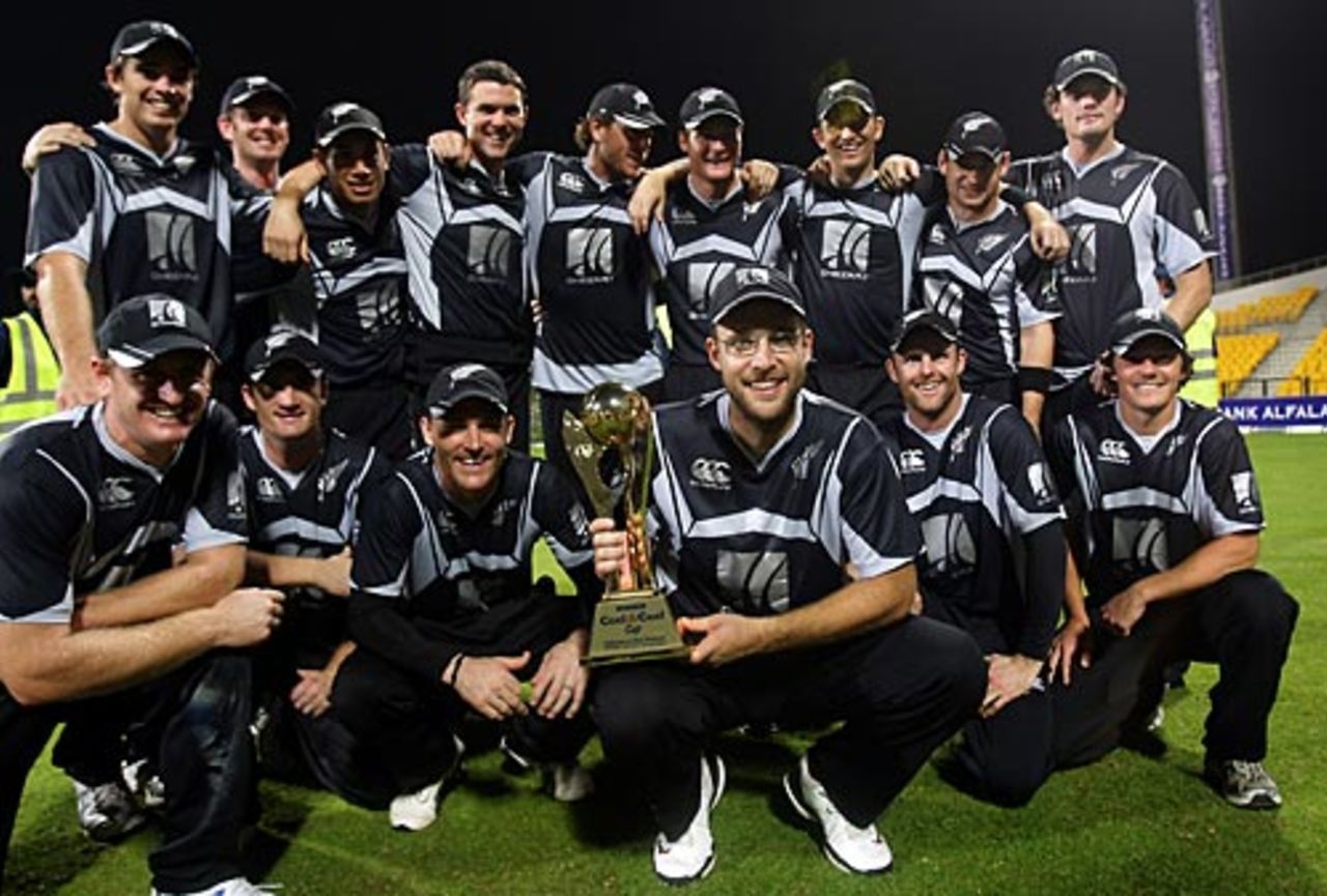 The victorious New Zealand team with the trophy, Pakistan v New Zealand, 3rd ODI, Abu Dhabi, November 9, 2009