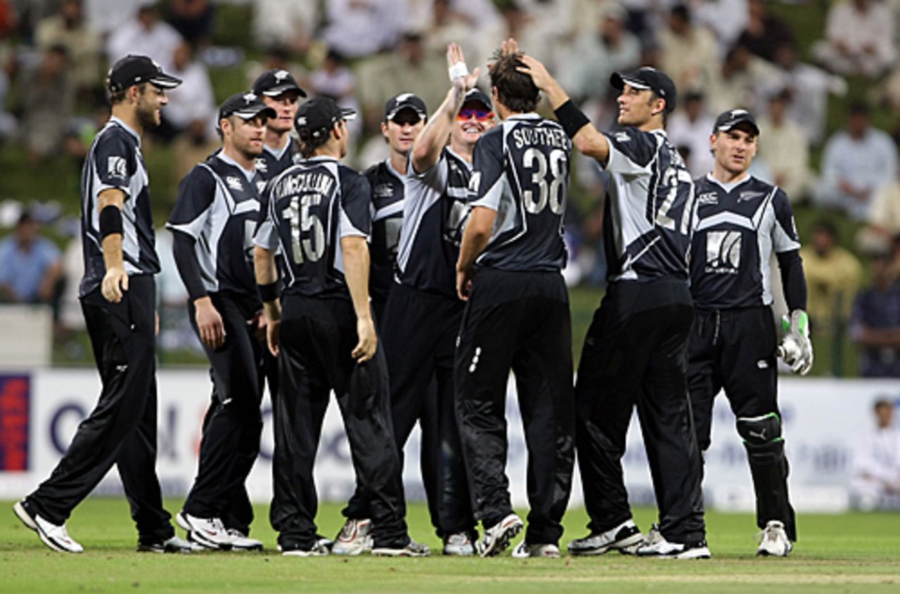 Tim Southee is the center of attention as New Zealand inch closer, Pakistan v New Zealand, 3rd ODI, Abu Dhabi, November 9, 2009