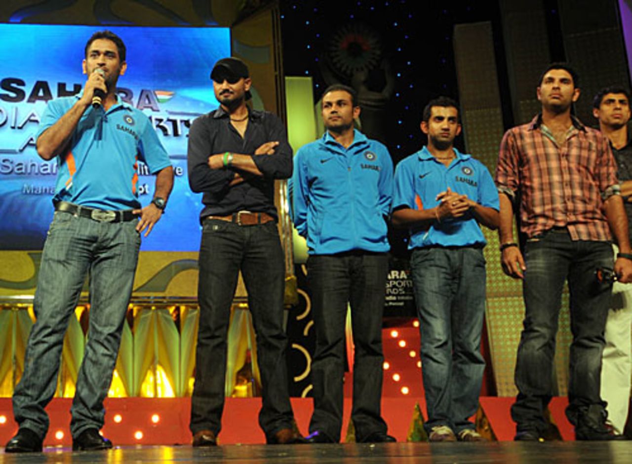 MS Dhoni and his team-mates at an awards ceremony, Mumbai, November 9, 2009