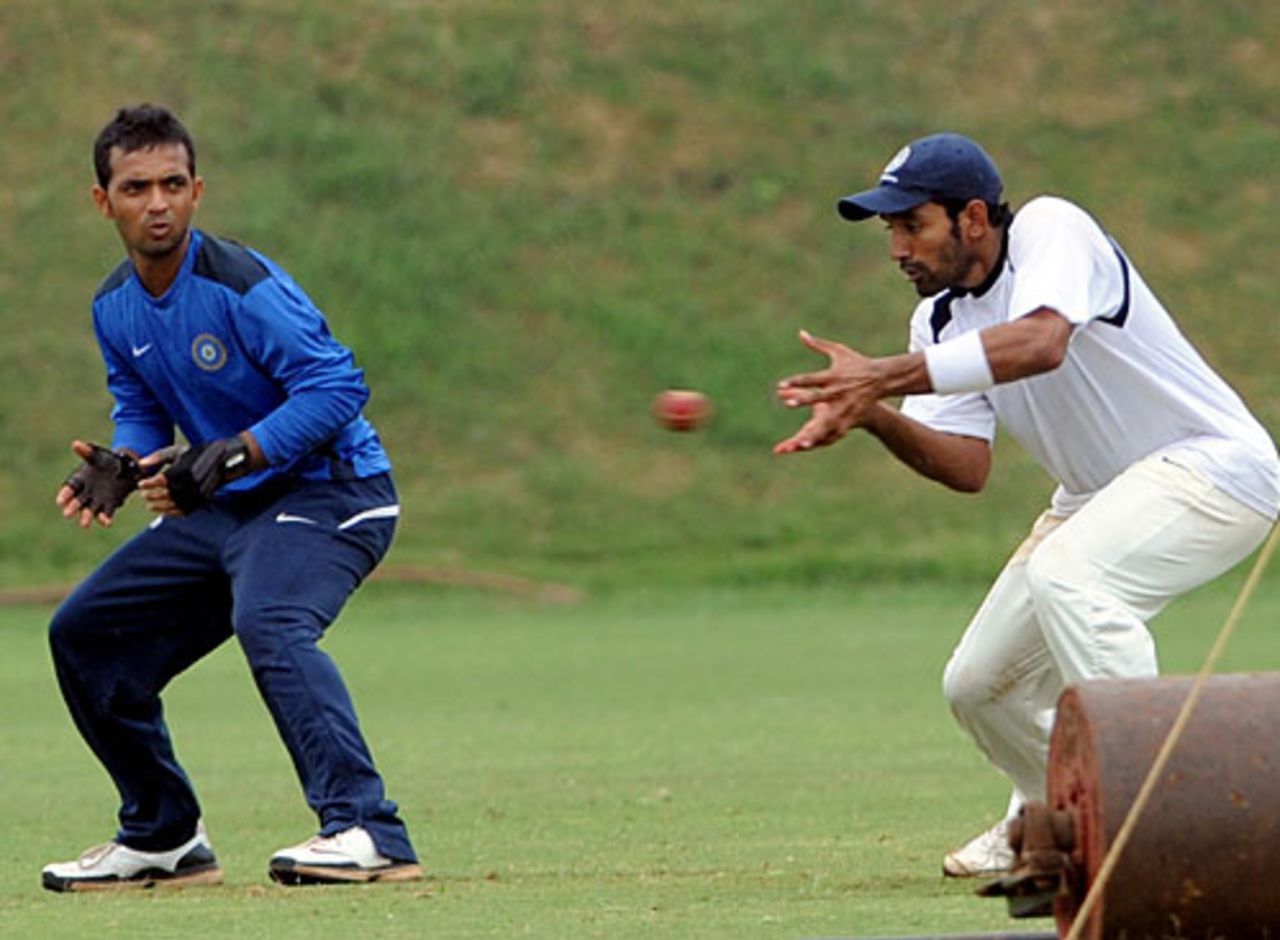 Ajinkya Rahane and Robin Uthappa warm up with a few catches, Mumbai, November 10, 2009