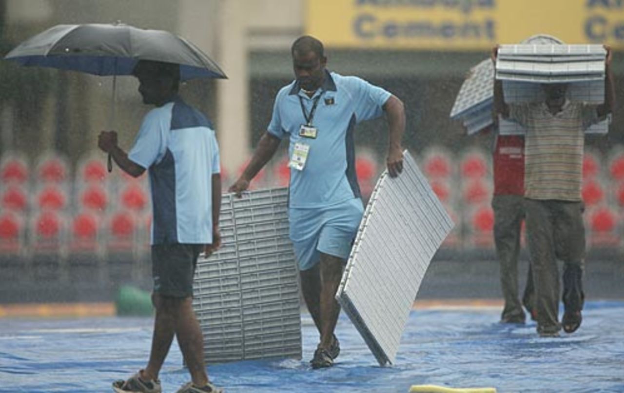 Heavy rain delays the start of the final ODI, India v Australia, 7th ODI, Mumbai, 2009