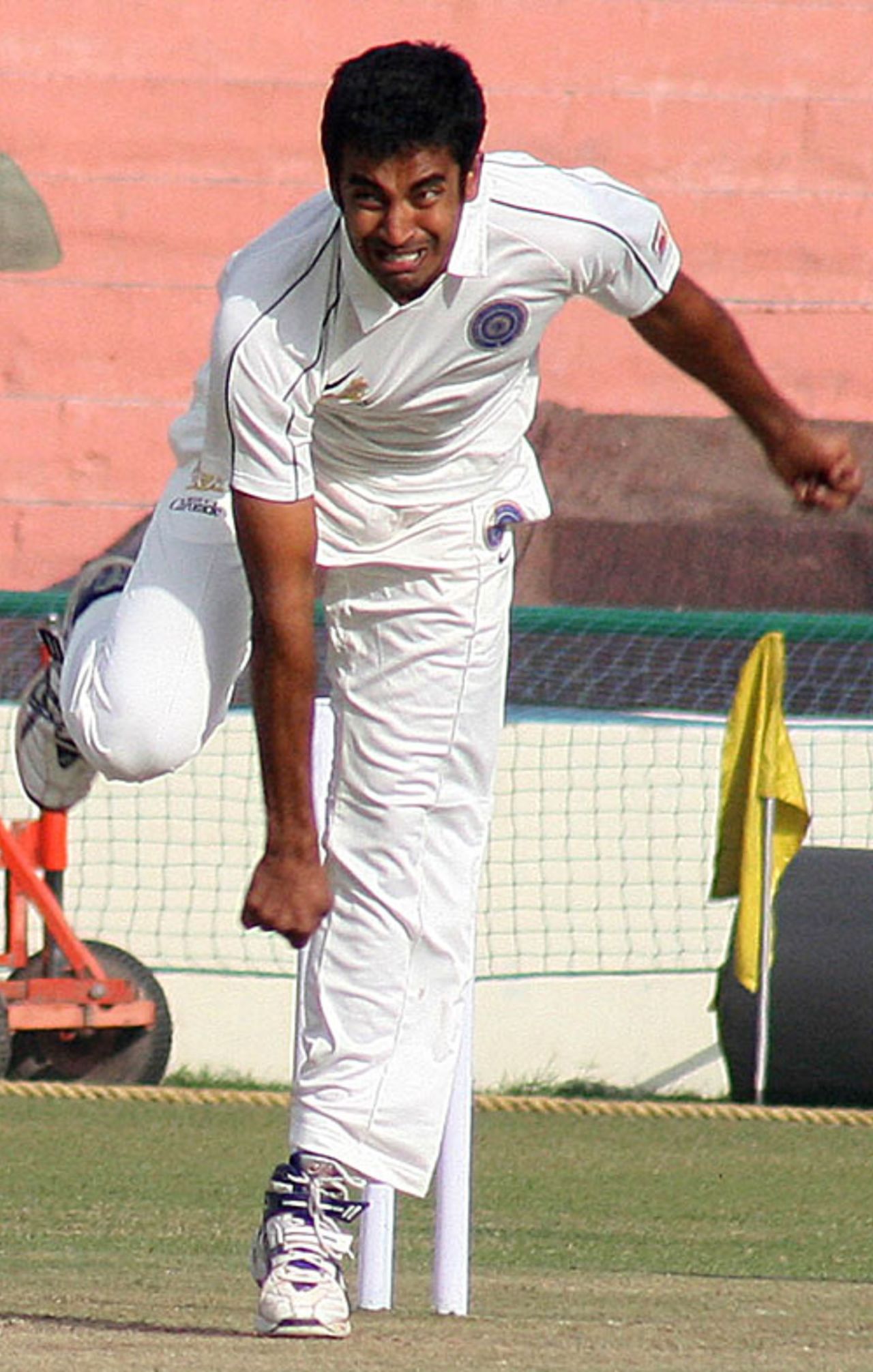 MP Arjun bends his back, Punjab v Hyderabad, Ranji Trophy Super League, 2nd round, Mohali, 3rd day, November 12, 2009