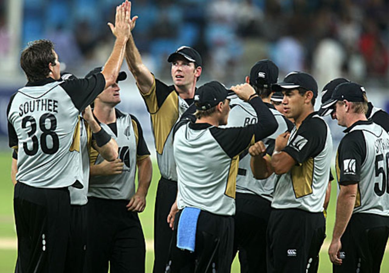 New Zealand celebrate a strike, New Zealand v Pakistan, 1st Twenty20 International, Dubai, November 12, 2009