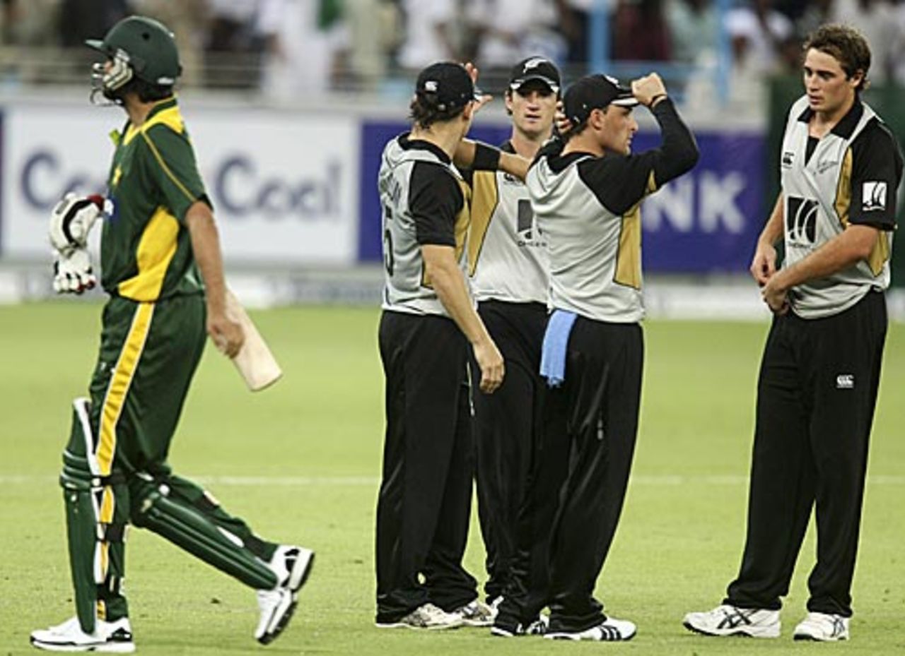 Tim Southee sees off Sohail Tanvir, New Zealand v Pakistan, 1st Twenty20 International, Dubai, November 12, 2009