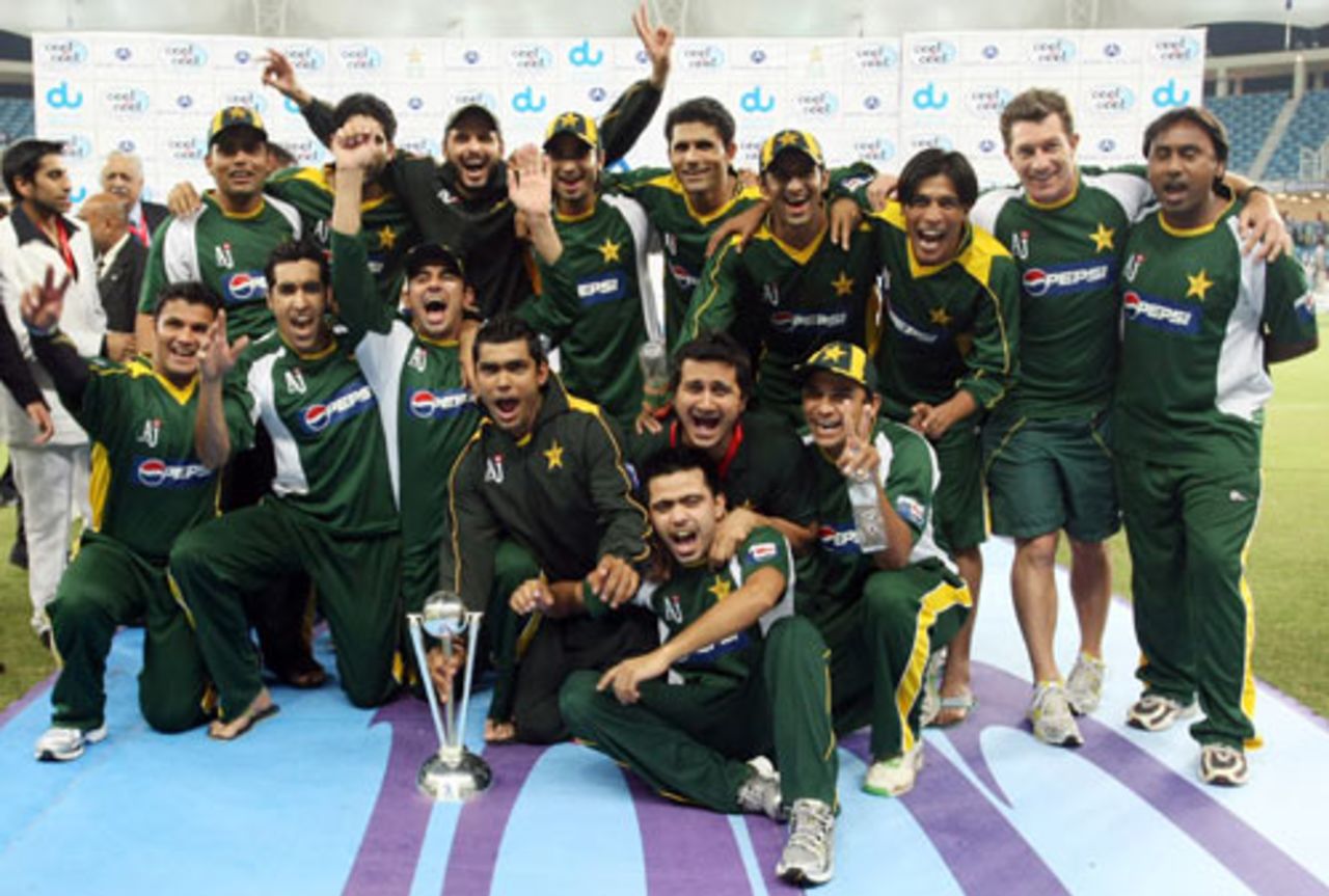 An ecstatic Pakistan team with the trophy, Pakistan v New Zealand, 2nd Twenty20 International, Dubai, November 13, 2009