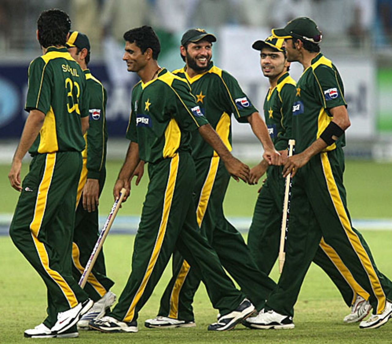 Pakistan are a relieved bunch at the end of a close contest, Pakistan v New Zealand, 2nd Twenty20 International, Dubai, November 13, 2009