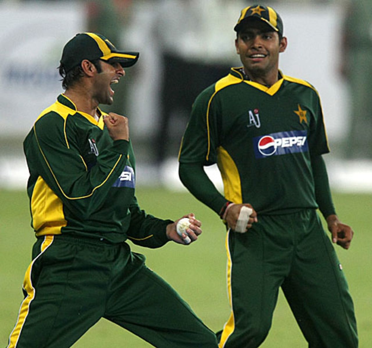 Shoaib Malik celebrates after taking the catch to dismiss Scott Styris, Pakistan v New Zealand, 2nd Twenty20 International, Dubai, November 13, 2009
