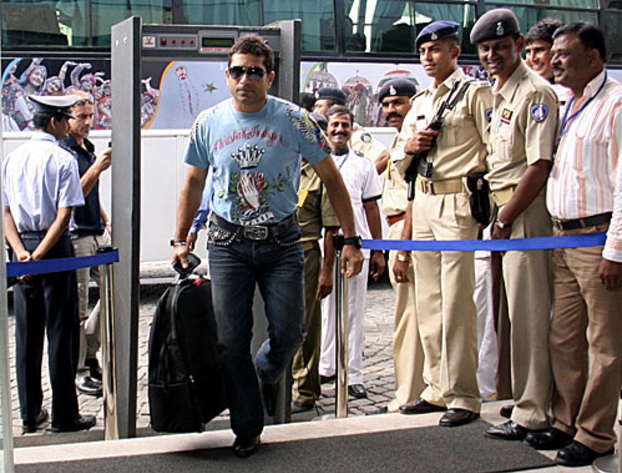 Sachin Tendulkar arrives at the team hotel, Ahmedabad, November 14, 2009