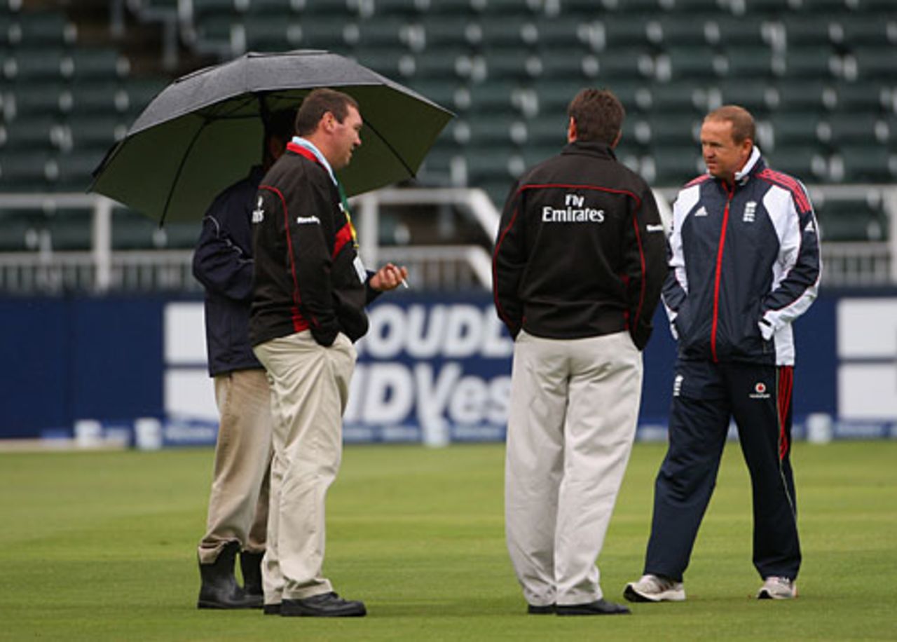Andy Flower and the match officials assess the rain at the Wanderers, South Africa v England, 1st ODI, Johannesburg November 20, 2009
