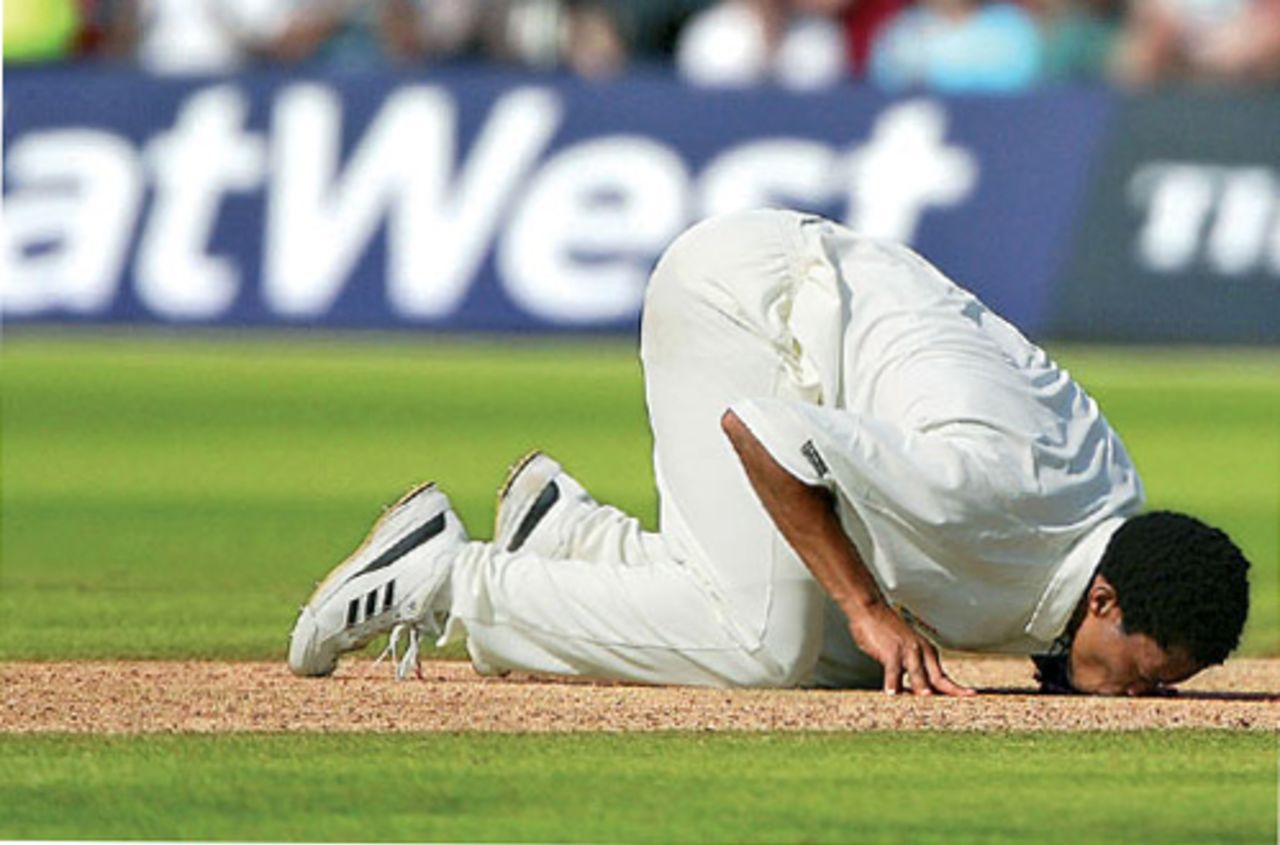 Makhaya Ntini kisses the pitch after his 10-wicket haul, England v South Africa, Lord's, 3 August, 2003