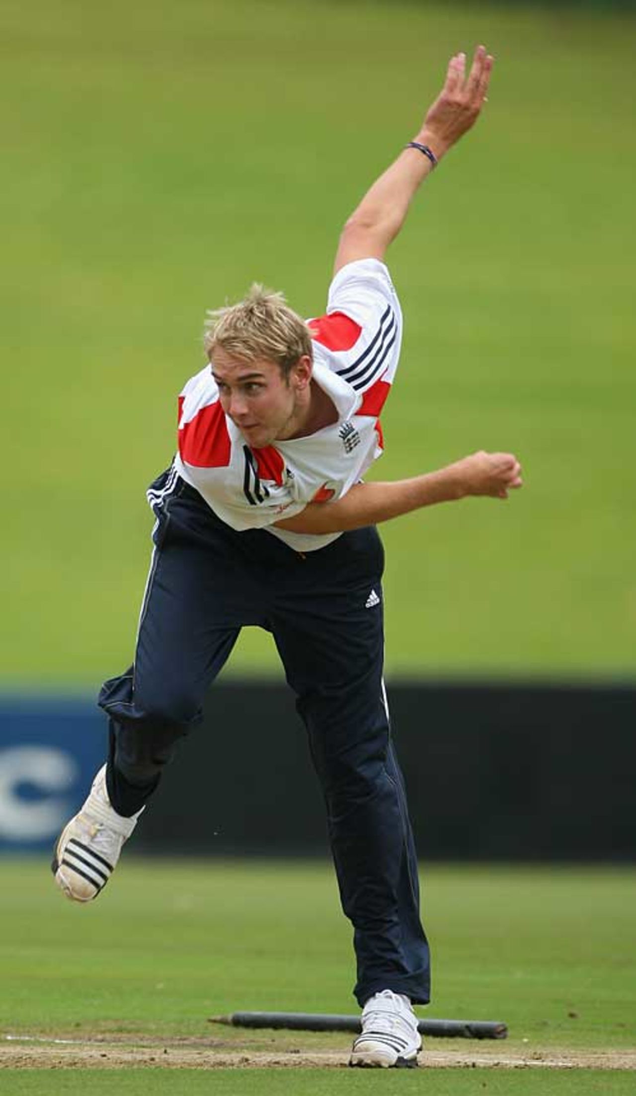 Stuart Broad tests out his injured shoulder but won't play on Sunday, Centurion Park, November 21, 2009