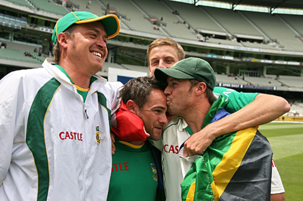 Paul Harris, Mark Boucher, Morne Morkel and AB de Villiers celebrate South Africa's triumph, Australia v South Africa, 2nd Test, Melbourne, 5th day, December 30, 2008
