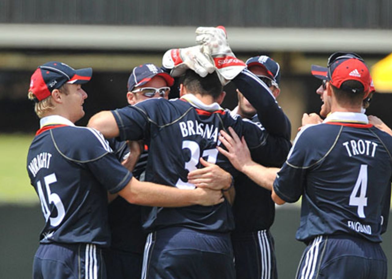 England celebrate Tim Bresnan's early dismissal of Graeme Smith, 2nd South Africa v England at Centurion, November 22, 2009