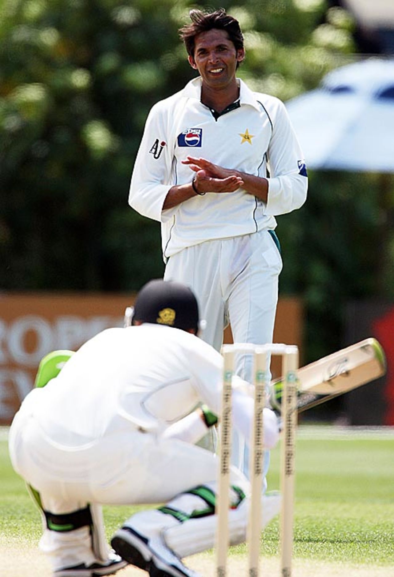 Mohammad Asif, like his fellow seamers, enjoyed bowling in favourable conditions early on, New Zealand v Pakistan, 1st Test, Dunedin, 1st day, November 24, 2009