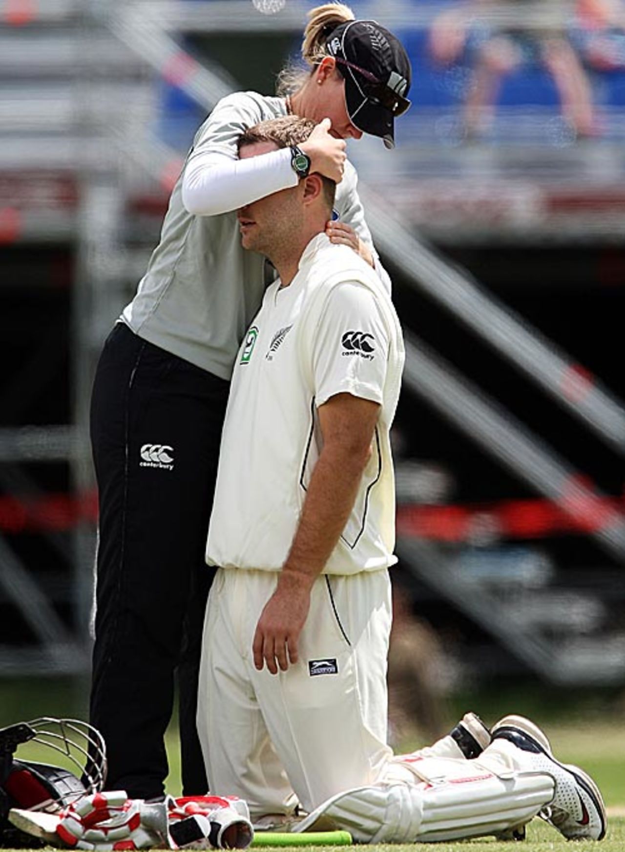 Daniel Vettori gets some treatment on his neck, New Zealand v Pakistan, 1st Test, Dunedin, 2nd day, November 25, 2009
