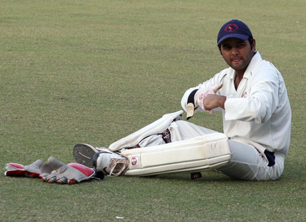 Parthiv Patel takes off his wicketkeeping gloves, Punjab v Gujarat, Ranji Trophy Super League, Mohali, 2nd day, November 25, 2009