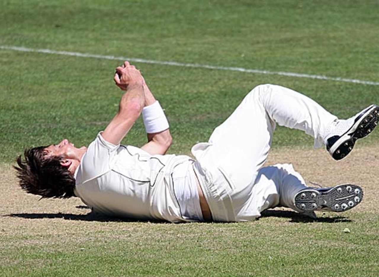 Shane Bond tumbles to pull off an excellent return catch off Mohammad Yousuf, New Zealand v Pakistan, 1st Test, Dunedin, 3rd day, November 26, 2009