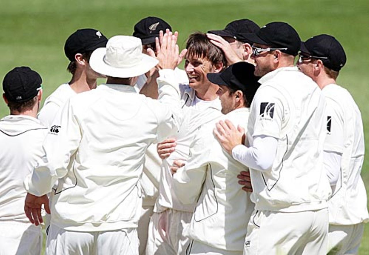 Shane Bond rattled the Pakistan line-up with his fiery pace, New Zealand v Pakistan, 1st Test, Dunedin, 3rd day, November 26, 2009