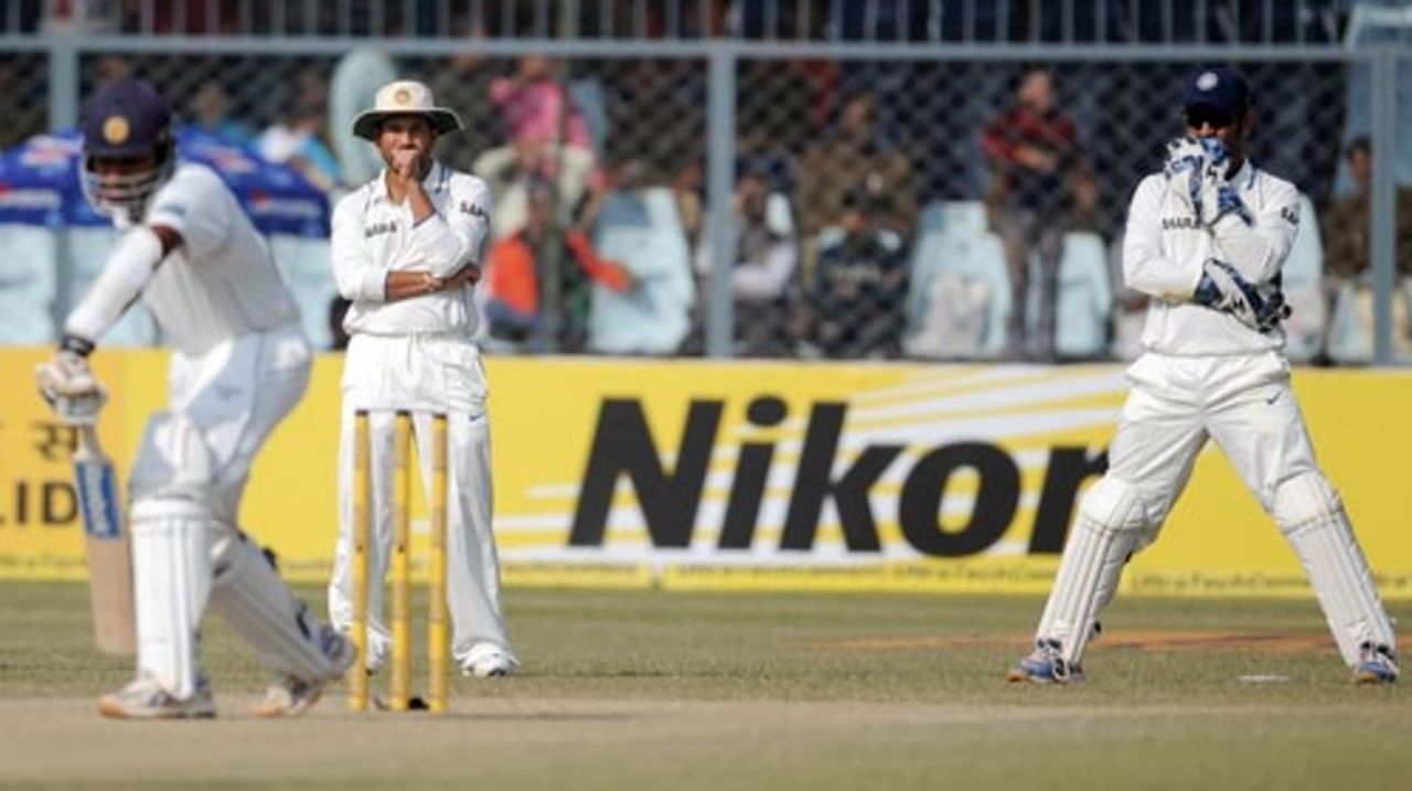 Mahela Jayawardene edged the ball between MS Dhoni and Sachin Tendulkar, India v Sri Lanka, 2nd Test, Kanpur, 3rd day, November 26, 2009