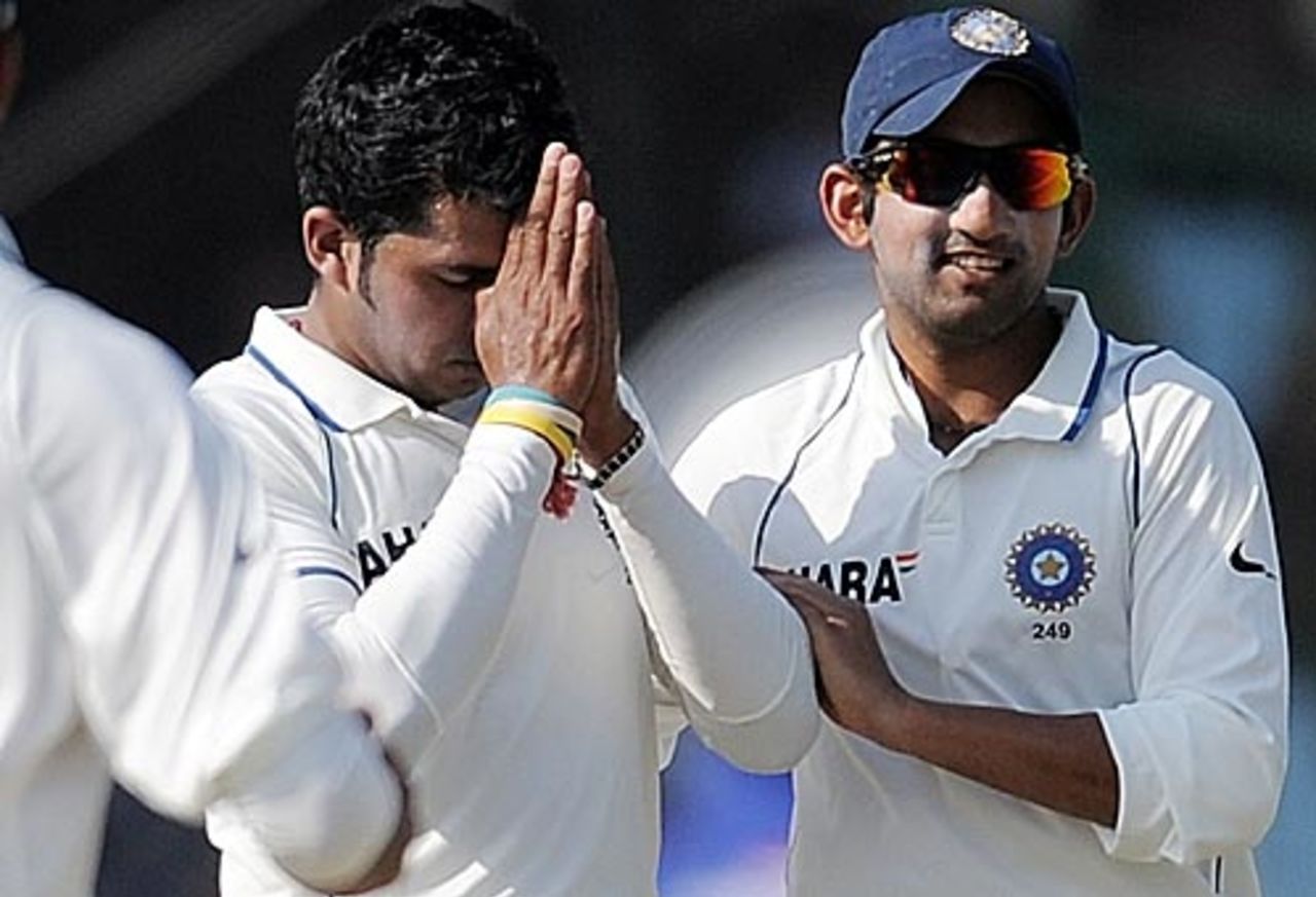 Sreesanth thanks the powers that be for a five-for in his comeback Test, India v Sri Lanka, 2nd Test, Kanpur, 3rd day, November 26, 2009