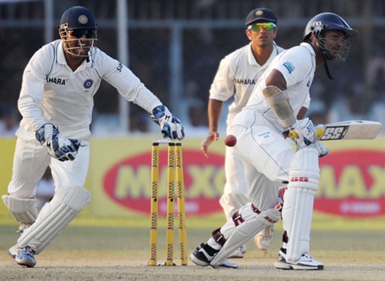 MS Dhoni celebrates after Kumar Sangakkara is bowled, India v Sri Lanka, 2nd Test, Kanpur, 3rd day, November 26, 2009