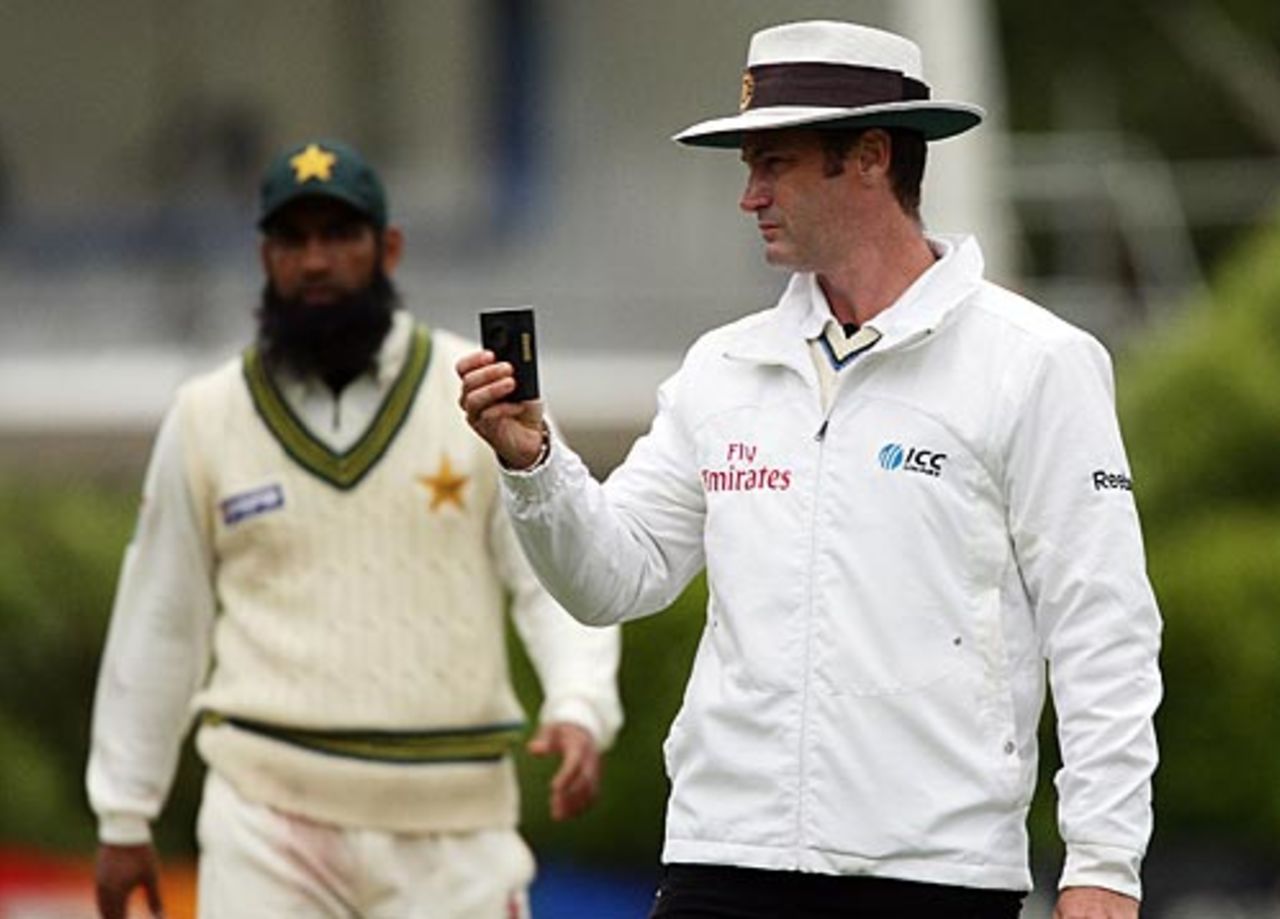Simon Taufel checks the light, New Zealand v Pakistan, 1st Test, Dunedin, 4th day, November 27, 2009
