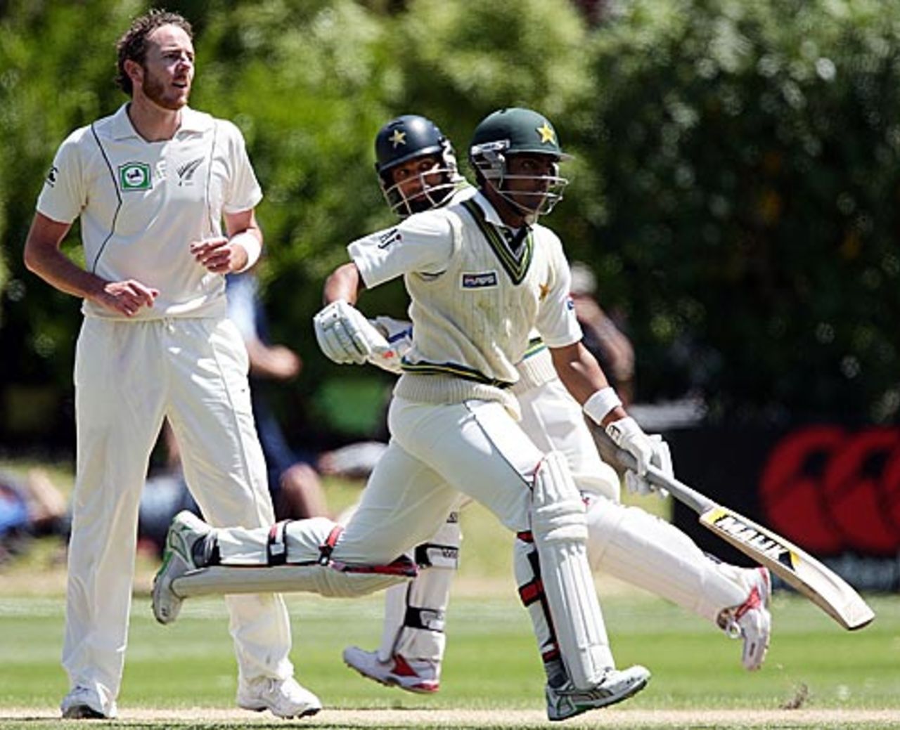 Umar Akmal and Mohammad Yousuf pinch another run as Iain O'Brien looks on, New Zealand v Pakistan, 1st Test, Dunedin, 5th day, November 28, 2009