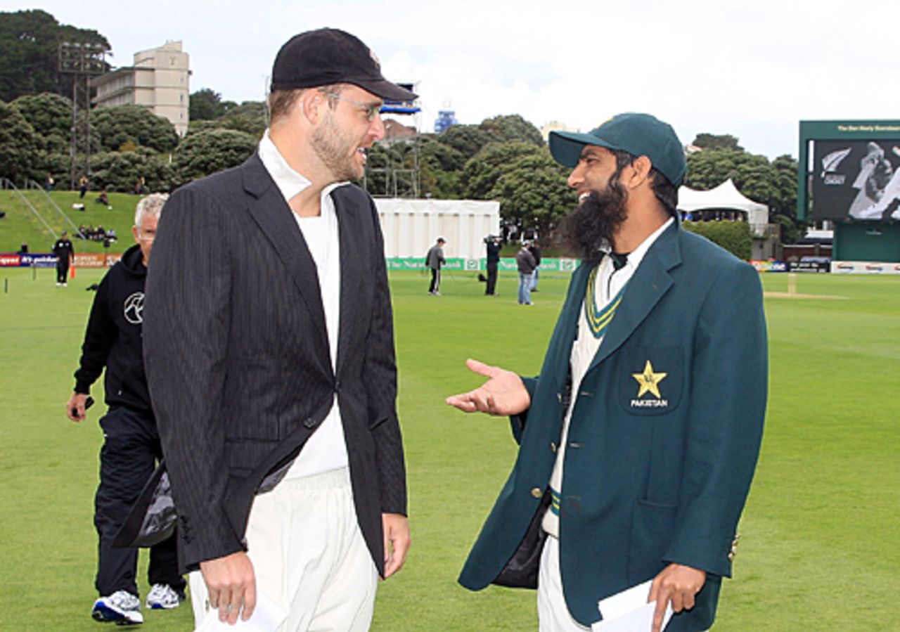 Daniel Vettori and Mohammad Yousuf at the toss, New Zealand v Pakistan, 2nd Test, Wellington, 1st day, December 3, 2009