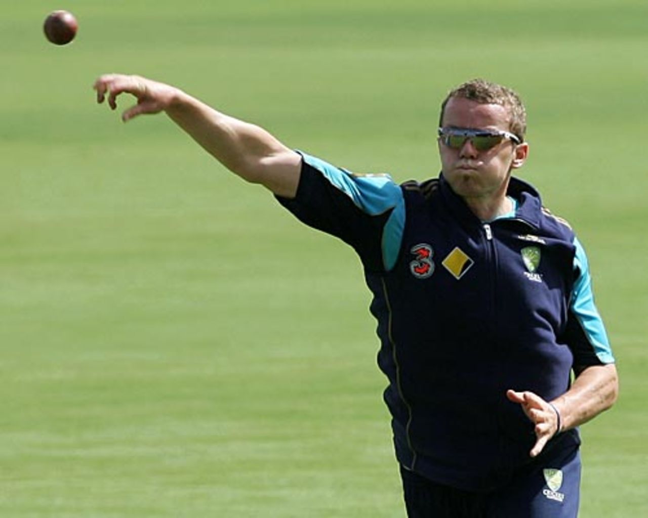 Peter Siddle takes part in a fielding session, Adelaide, December 3, 2009