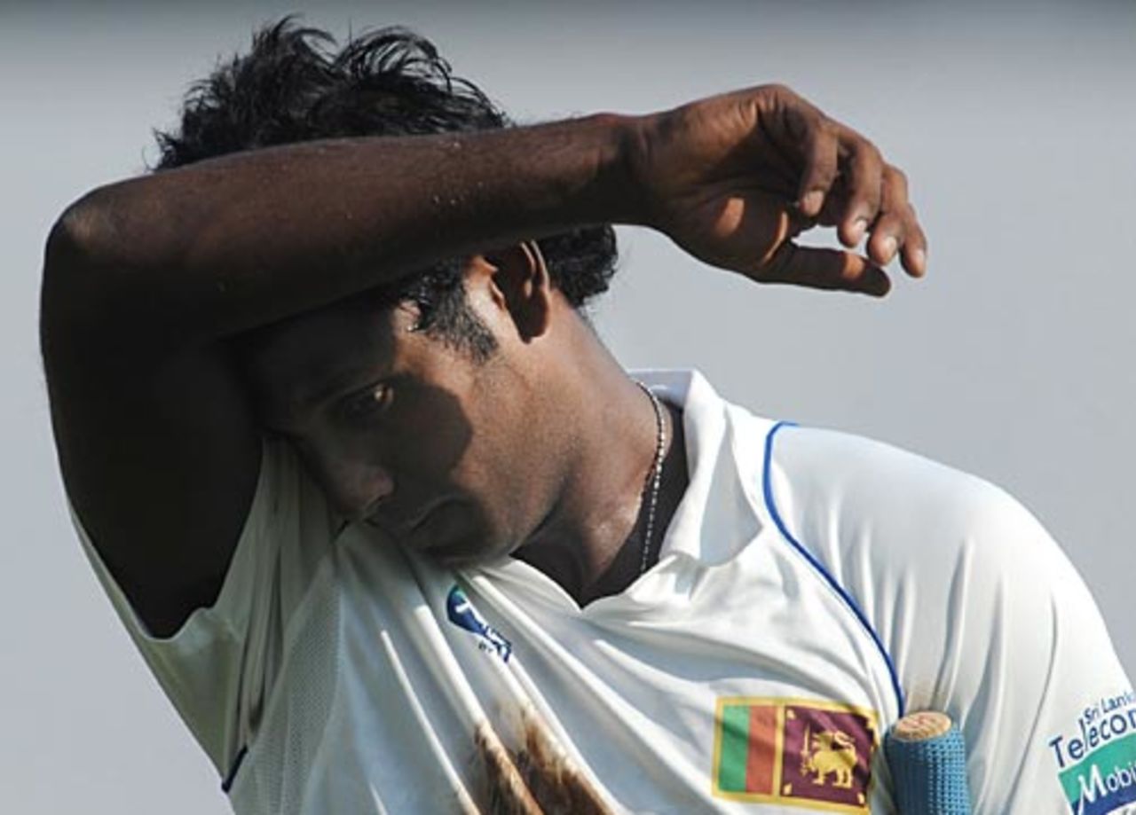 Angelo Mathews was run out on 99, India v Sri Lanka, 3rd Test, Mumbai, 2nd day, December 3, 2009