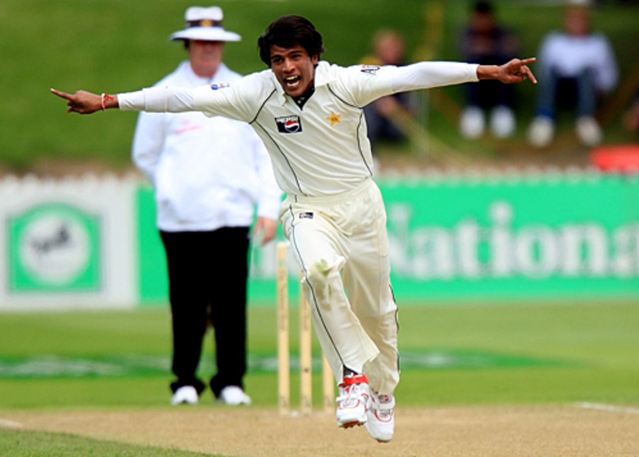 Mohammad Aamer sets off in celebration, New Zealand v Pakistan, 2nd Test, Wellington, 2nd day, December 4, 2009
