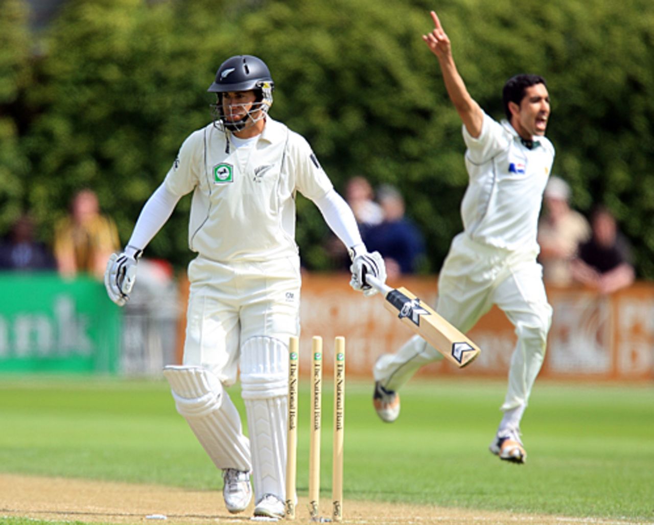 Umar Gul snaps up Ross Taylor, New Zealand v Pakistan, 2nd Test, Wellington, 2nd day, December 4, 2009
