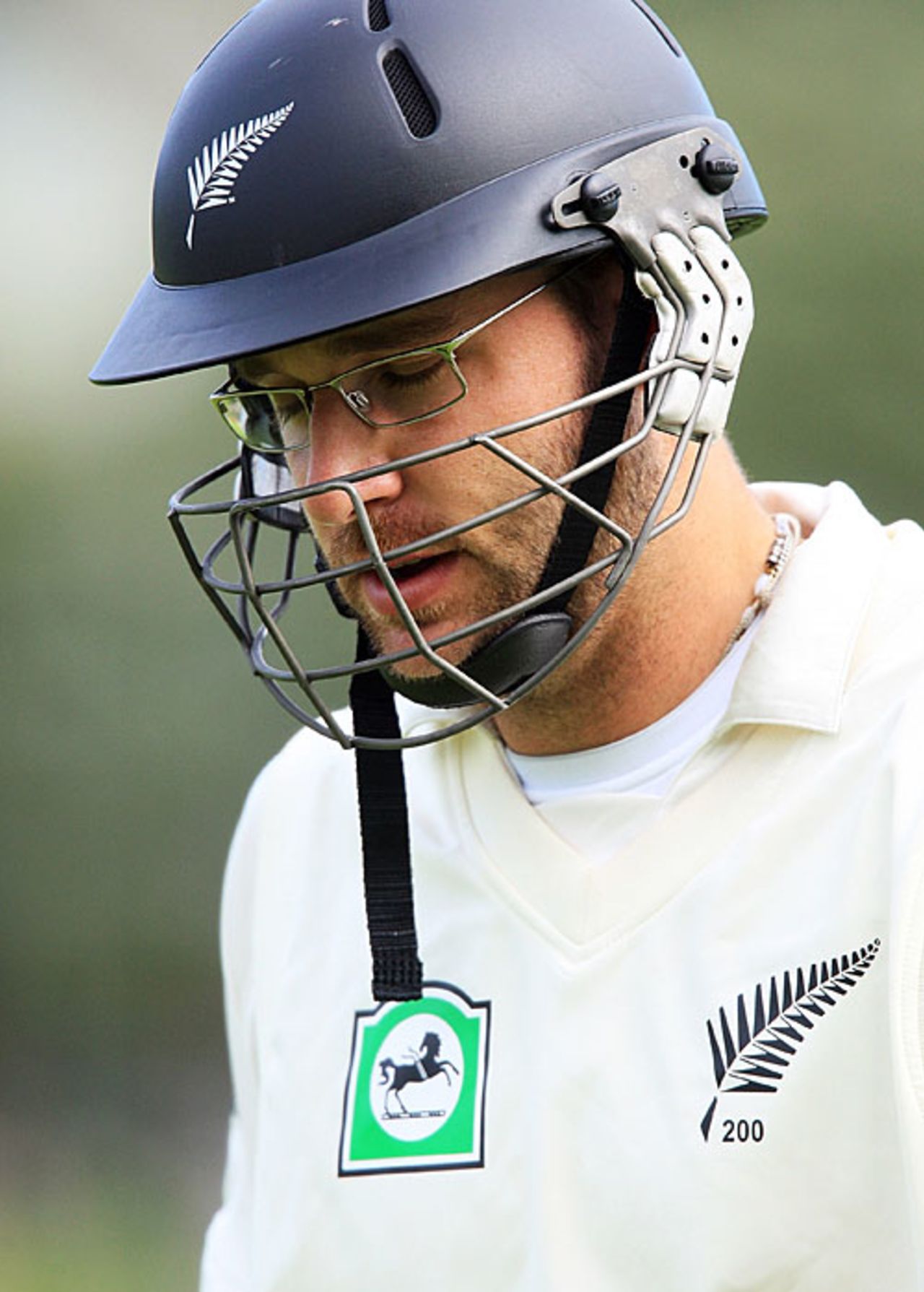 A difficult day for Daniel Vettori, New Zealand v Pakistan, 2nd Test, Wellington, 2nd day, December 4, 2009