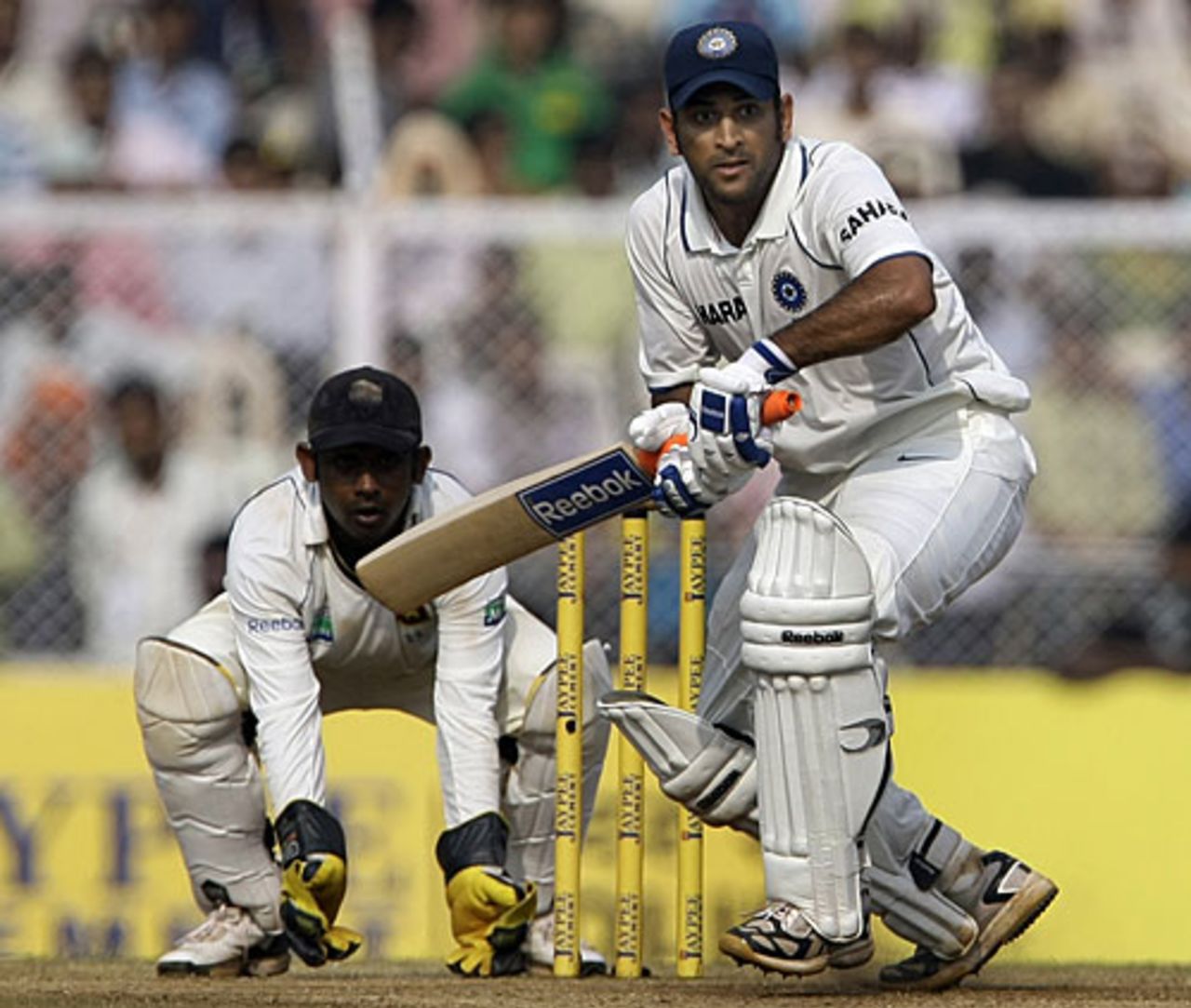 MS Dhoni plays watchfully, India v Sri Lanka, 3rd Test, Mumbai, 3rd day, December 4, 2009