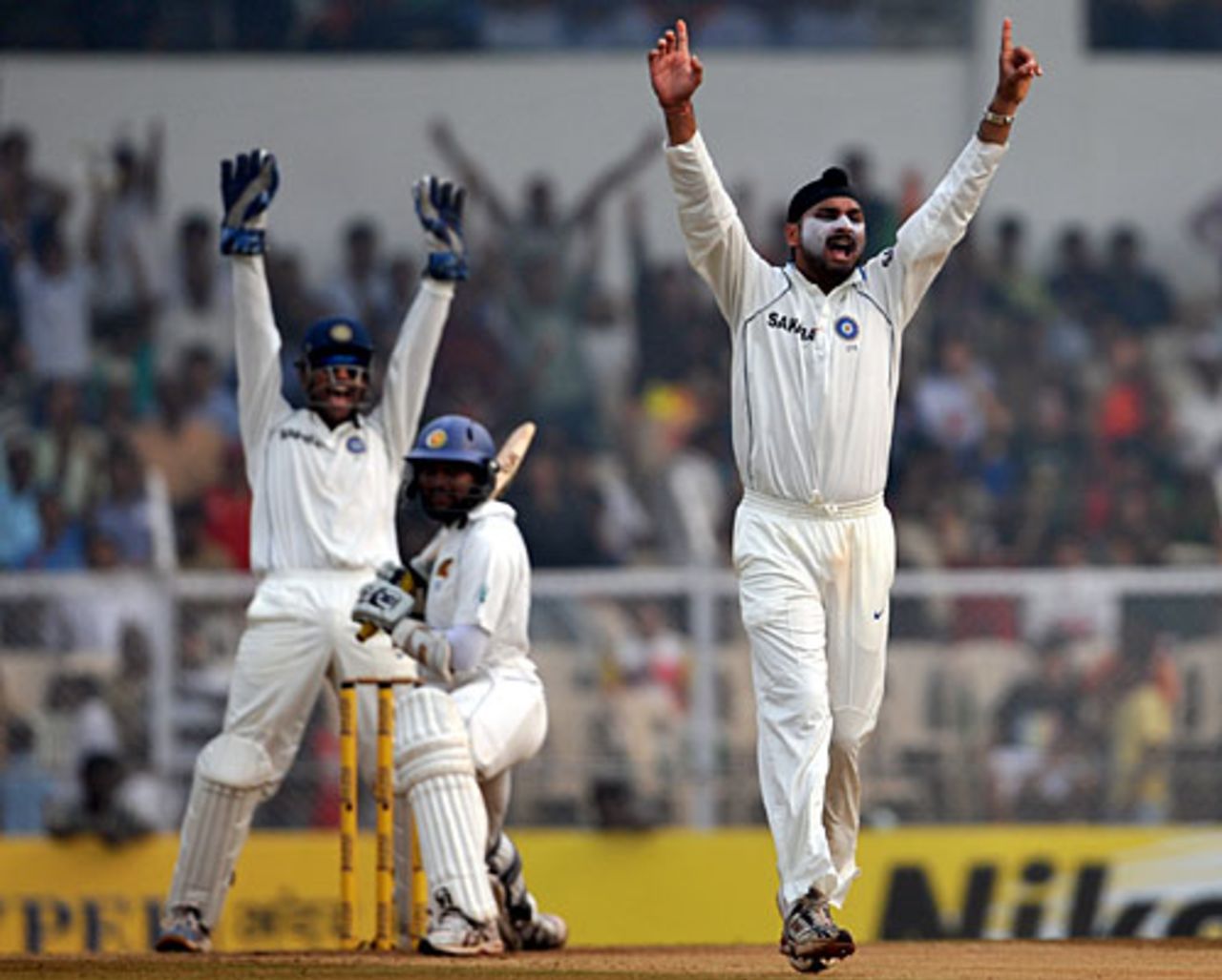 Harbhajan Singh appeals for Tillakaratne Dilshan's wicket, India v Sri Lanka, 3rd Test, Mumbai, 4th day, December 5, 2009